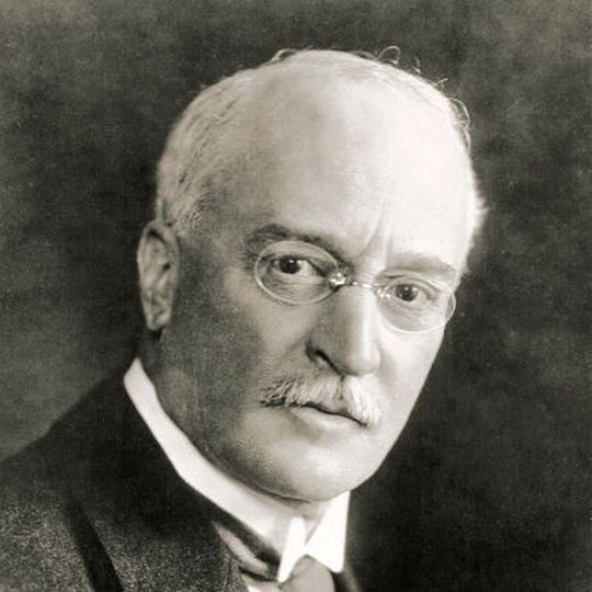 Der am 18. März 1858 als Kind deutscher Eltern in Paris geborene Rudolf Diesel konnte den wahren Siegeszug seiner Erfindung nicht mehr erleben. Am 19. September 1913 kam der Erfinder auf einer Überfahrt nach England unter nicht näher geklärten Umständen ums Leben.