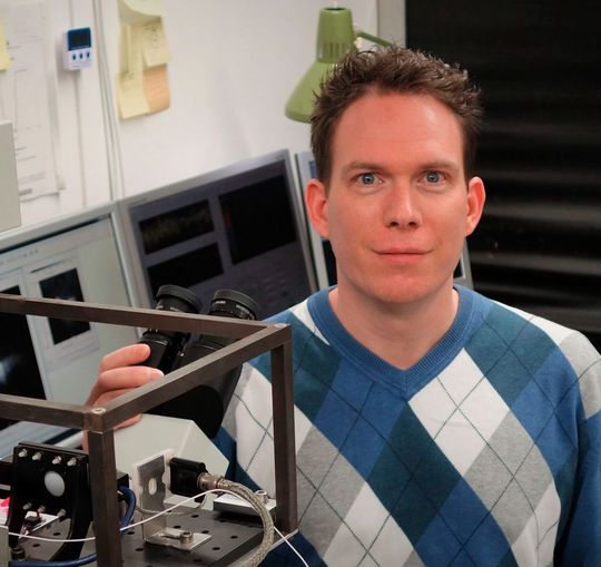 Dr. Simon Hennig von der Universität Bielefeld hat die Nanoinjektion entwickelt. Dank des neuen Verfahrens überleben neun von zehn Zellen, wenn sie für mikroskopische Untersuchungen vorbereitet werden. Dr. Simon Hennig von der Universität Bielefeld hat die Nanoinjektion entwickelt. Dank des neuen Verfahrens überleben neun von zehn Zellen, wenn sie für mikroskopische Untersuchungen vorbereitet werden.