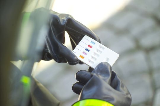 Auch mit schweren Schutzhandschuhen lässt sich der Bio-Agent Test problemlos bedienen. Auch mit schweren Schutzhandschuhen lässt sich der Bio-Agent Test problemlos bedienen.