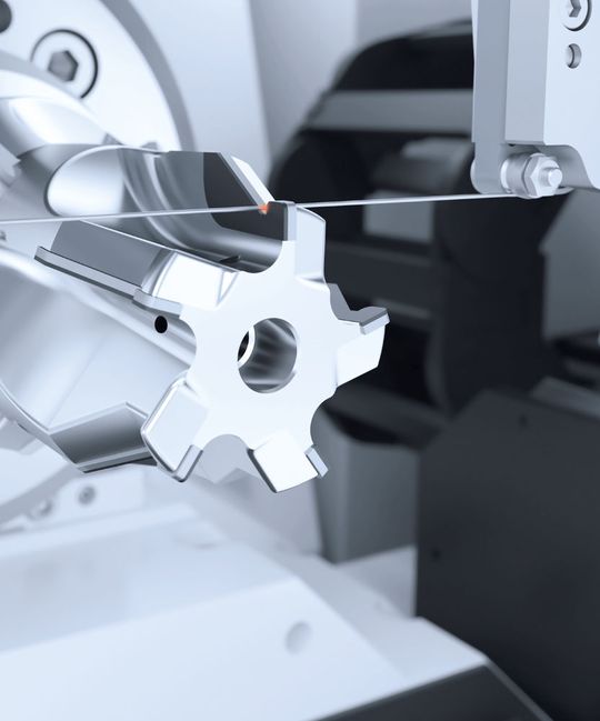 Der Draht der Vollmer-Drahterodiermaschine VPulse 500 wird dicht an das Werkstück geführt, bis ein Funke überspringt und das PKD-Material abträgt.