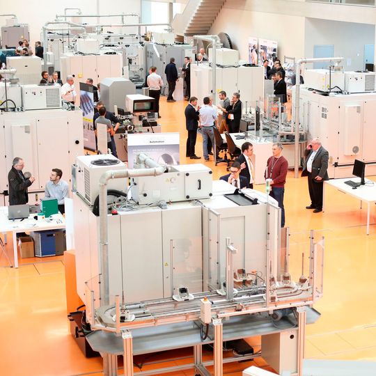 Kunden, Partner und Medienvertreter konnten sich während der neuen Austausch- und Networking-Plattform bei Vollmer von den Maschinenvorführungen selbst überzeugen. Kunden, Partner und Medienvertreter konnten sich während der neuen Austausch- und Networking-Plattform bei Vollmer von den Maschinenvorführungen selbst überzeugen.
