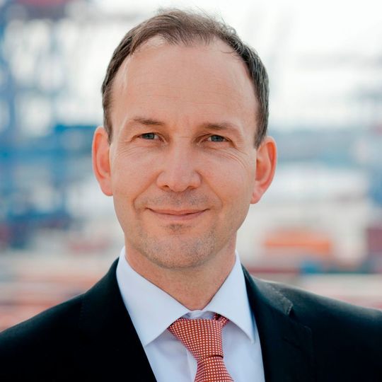 Der 48-jährige Jens Hansen rückt vom Geschäftsführer der HHLA Container Terminal Burchardkai GmbH in den Vorstand der HHLA auf. Der 48-jährige Jens Hansen rückt vom Geschäftsführer der HHLA Container Terminal Burchardkai GmbH in den Vorstand der HHLA auf.