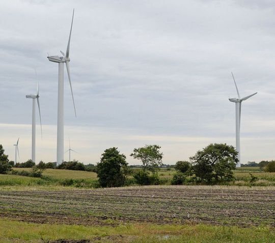 Weil der Trend auch beim Bau von Onshore-Windkraftanlagen zu größeren Rotorblättern weist, wird und muss der CFK-Werkstoffeinsatz eine größere Rolle spielen. Weil der Trend auch beim Bau von Onshore-Windkraftanlagen zu größeren Rotorblättern weist, wird und muss der CFK-Werkstoffeinsatz eine größere Rolle spielen.