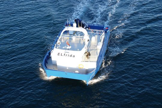 In Norwegen wurde das weltweit erste batterieelektrische Arbeitsschiff für die Fischzucht in Betrieb genommen. Eingesetzt wird das Elektroschiff "Elfrida" vom norwegischen Lachszüchter Salmar Farming AS vor der Küste Mittelnorwegens. Siemens hat dafür im Auftrag des lokalen Schiffbauunternehmens Ørnli Slipp das komplette elektrische Antriebs- und Steuerungssystem entwickelt und geliefert. In Norwegen wurde das weltweit erste batterieelektrische Arbeitsschiff für die Fischzucht in Betrieb genommen. Eingesetzt wird das Elektroschiff "Elfrida" vom norwegischen Lachszüchter Salmar Farming AS vor der Küste Mittelnorwegens. Siemens hat dafür im Auftrag des lokalen Schiffbauunternehmens Ørnli Slipp das komplette elektrische Antriebs- und Steuerungssystem entwickelt und geliefert.