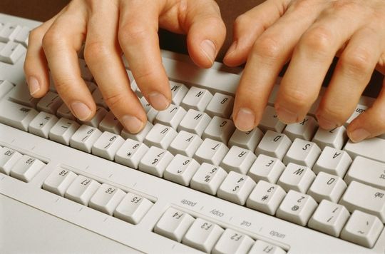 Um die Applikations-Sicherheit zu erhöhen, müssen Entwickler schon beim Programmieren den Aspekt der Sicherheit einkalkulieren. Um die Applikations-Sicherheit zu erhöhen, müssen Entwickler schon beim Programmieren den Aspekt der Sicherheit einkalkulieren.