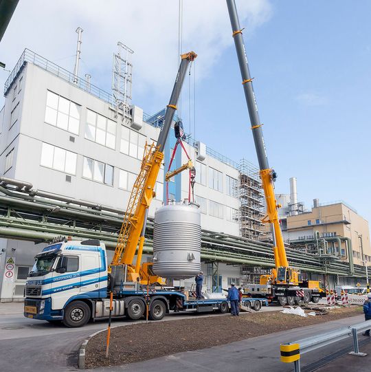 Einheben des Vormischbehälters in das Produktionsgebäude: Im Wacker-Stammwerk Burghausen werden Dispersionen und Dispersionspulver hergestellt, die als Bindemittel unter anderem in der Bau-, Beschichtungs- und Klebstoffindustrie Verwendung finden. Einheben des Vormischbehälters in das Produktionsgebäude: Im Wacker-Stammwerk Burghausen werden Dispersionen und Dispersionspulver hergestellt, die als Bindemittel unter anderem in der Bau-, Beschichtungs- und Klebstoffindustrie Verwendung finden.