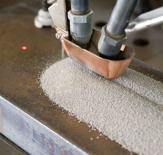 Thyssenkrupp hat mit Proweld eine Software geschaffen, die, wie es heißt, für diverse Schweißverfahren die optimalen Prozessparameter anhand des Werkstoffs, der Zusatzstoffe, der Blechdicke und der Nahtform berechnen kann. Das betreffe auch das Unterpulverschweißen, das im Bild zu sehen ist. Thyssenkrupp hat mit Proweld eine Software geschaffen, die, wie es heißt, für diverse Schweißverfahren die optimalen Prozessparameter anhand des Werkstoffs, der Zusatzstoffe, der Blechdicke und der Nahtform berechnen kann. Das betreffe auch das Unterpulverschweißen, das im Bild zu sehen ist.