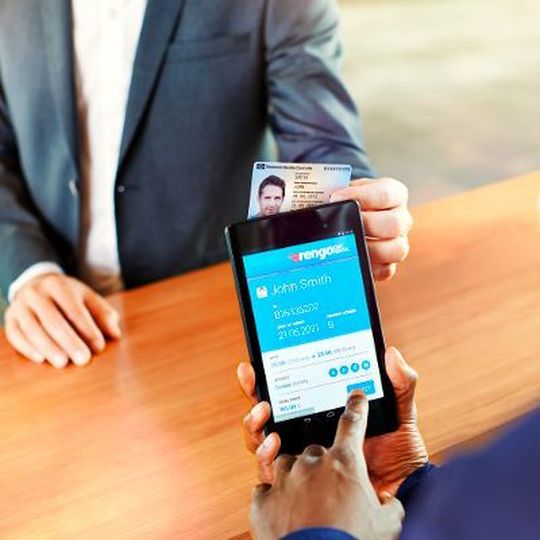 Infineon zeigt am Beispiel an einer Mobile ID-Lösung für Autovermietungen, wie mit Hilfe des Smartphones und nur wenigen Klicks in einer App Identität und Fahrererlaubnis des Nutzers geprüft, der passende Mietwagen zugeteilt und dieser per Smartphone geöffnet werden können. Infineon zeigt am Beispiel an einer Mobile ID-Lösung für Autovermietungen, wie mit Hilfe des Smartphones und nur wenigen Klicks in einer App Identität und Fahrererlaubnis des Nutzers geprüft, der passende Mietwagen zugeteilt und dieser per Smartphone geöffnet werden können.