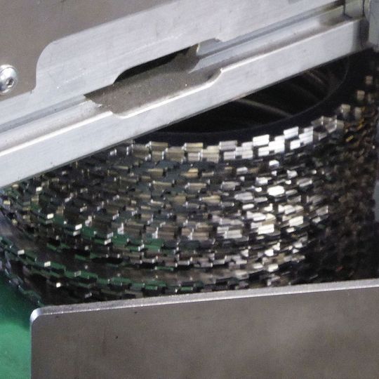 Mittels Feinschneiden produziert Feintool System Parts in Jena äußerst präzise Teile für die Automobil- und die Elektroindustrie – entsprechend wichtig ist eine gute Beölung. Mittels Feinschneiden produziert Feintool System Parts in Jena äußerst präzise Teile für die Automobil- und die Elektroindustrie – entsprechend wichtig ist eine gute Beölung.