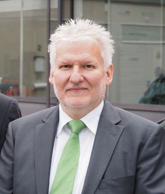 Roland Bach, Referatsleiter für die Aus- und Weiterbildung beim VDE, sieht auch an der TAE täglich, wie die Gewerke beim Thema Energie 4.0 zusammenwachsen. Roland Bach, Referatsleiter für die Aus- und Weiterbildung beim VDE, sieht auch an der TAE täglich, wie die Gewerke beim Thema Energie 4.0 zusammenwachsen.