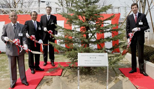 Bei der Eröffnungsfeier pflanzten Mitarbeiter von Trumpf Japan und Dr. Mathias Kammüller (Geschäftsführer Trumpf, Vorsitzender des Geschäftsbereichs Werkzeugmaschinen und Elektrowerkzeuge) eine blaue Stechfichte. Bilder: Trumpf Bei der Eröffnungsfeier pflanzten Mitarbeiter von Trumpf Japan und Dr. Mathias Kammüller (Geschäftsführer Trumpf, Vorsitzender des Geschäftsbereichs Werkzeugmaschinen und Elektrowerkzeuge) eine blaue Stechfichte. Bilder: Trumpf