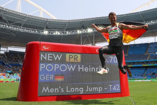 Heinrich Popow hat sich in Rio de Janeiro beim Weitsprung gegen seine Konkurrenz durchgesetzt. Ob ihm das jetzt auch bei der RTL-Show Let´s Dance gelingt? Heinrich Popow hat sich in Rio de Janeiro beim Weitsprung gegen seine Konkurrenz durchgesetzt. Ob ihm das jetzt auch bei der RTL-Show Let´s Dance gelingt?