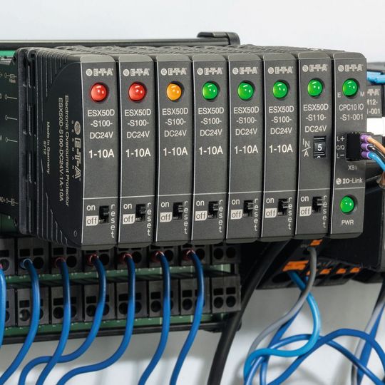 Anwendung mit der Gerätekombination elektronischer Sicherungsautomat ESX50D, IO-Link Device CPC10IO und Stromverteiler SVS201 Anwendung mit der Gerätekombination elektronischer Sicherungsautomat ESX50D, IO-Link Device CPC10IO und Stromverteiler SVS201