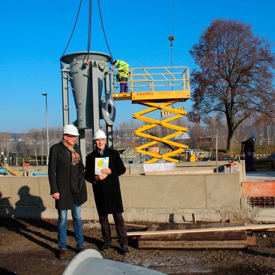 Dr. Stephan Mey, Geschäftsführer von Sülzle Kopf SynGas (l.), und Bert Flöck, Baudezernent der Stadt Koblenz, waren beim Montagebeginn der SynGas-Anlage im Dezember 2016 vor Ort dabei. Dr. Stephan Mey, Geschäftsführer von Sülzle Kopf SynGas (l.), und Bert Flöck, Baudezernent der Stadt Koblenz, waren beim Montagebeginn der SynGas-Anlage im Dezember 2016 vor Ort dabei.