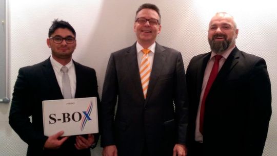 Zusammenarbeit: Peter Stremmer (ElectronAix), eingerahmt von Alexander Demeter (links) und Hans-Joachim Jahn (beide Iriso). Zusammenarbeit: Peter Stremmer (ElectronAix), eingerahmt von Alexander Demeter (links) und Hans-Joachim Jahn (beide Iriso).