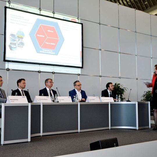 Teilnehmer der Podiumsdiskussion Modulare Automation auf der SPS 2016 unter der Leitung von Anke Geipel-Kern (Leitende Redakteurin PROCESS): v.l.n.r. Michael Pelz (Clariant), Dr. Johannes Wagner (Sartorius), Dr. Axel Haller (ABB), Thomas Mader (Gea), Dr. Jens Bernshausen (Invite) Teilnehmer der Podiumsdiskussion Modulare Automation auf der SPS 2016 unter der Leitung von Anke Geipel-Kern (Leitende Redakteurin PROCESS): v.l.n.r. Michael Pelz (Clariant), Dr. Johannes Wagner (Sartorius), Dr. Axel Haller (ABB), Thomas Mader (Gea), Dr. Jens Bernshausen (Invite)