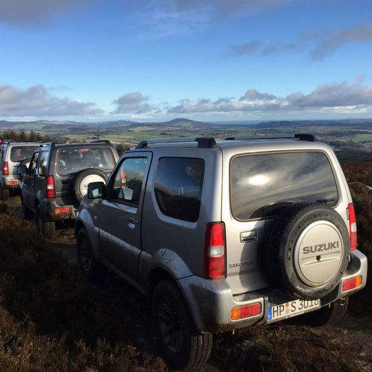 Vom Jimny baute Suzuki bislang fünf Generationen. Vom Jimny baute Suzuki bislang fünf Generationen.