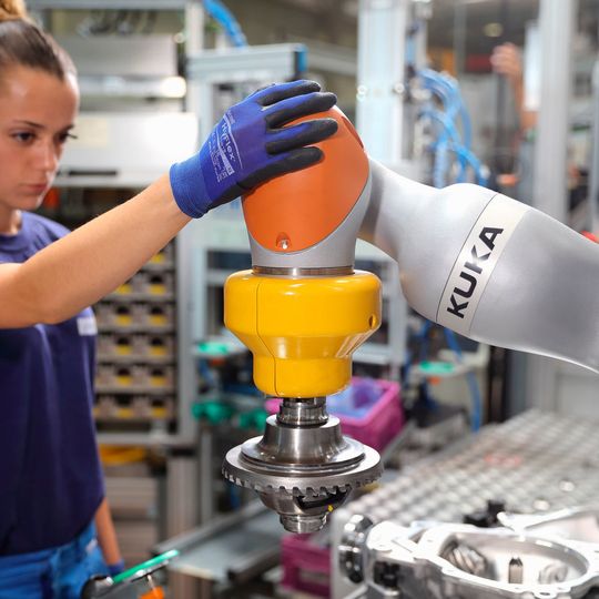 In der Arbeitswelt der Zukunft werden Mensch und Maschine enger als heute kooperieren. In der Arbeitswelt der Zukunft werden Mensch und Maschine enger als heute kooperieren.