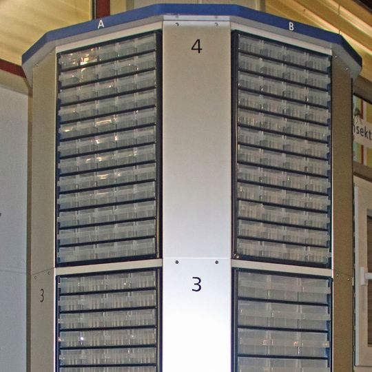 Auf 1 m² kann der Flexitower über maximal vier Ebenen verteilt bis zu 1440 Kleinteilkästen bieten. Auf 1 m² kann der Flexitower über maximal vier Ebenen verteilt bis zu 1440 Kleinteilkästen bieten.