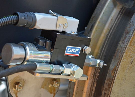 Zwei Düsen in der PER-Pumpe spritzen Fett in zwei Richtungen auf beiden Spurkränzen auf und sorgen so für ausreichende Schmierung.