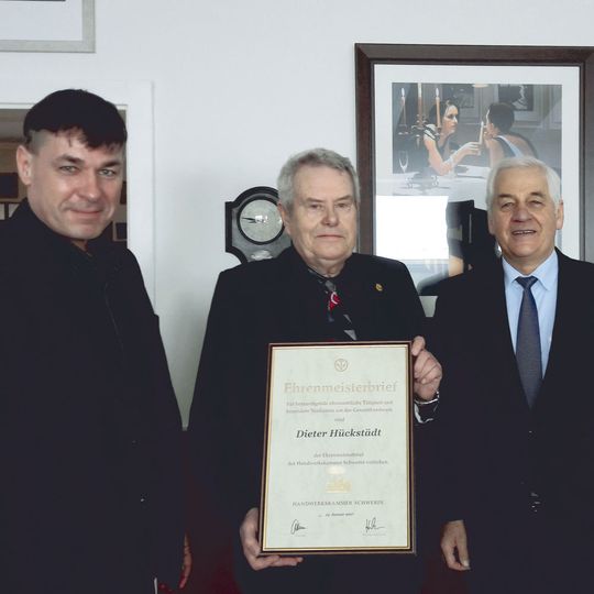 Kennen die Vorzüge der Innung seit Jahren: (v.li.) Thomas Wilk (Obermeister), Ehrenträger Dieter Hückstädt und Peter Günther (Präsident der HWK Schwerin).
