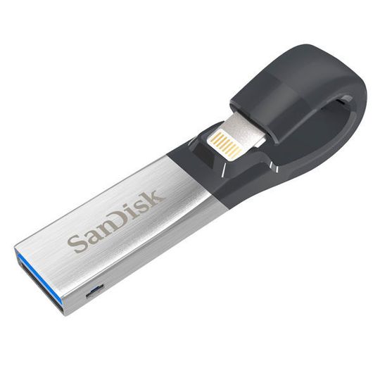 Das Sandisk iXpand Flash-Laufwerk ist mit Lightning und USB 3.0 ausgestattet. Das Sandisk iXpand Flash-Laufwerk ist mit Lightning und USB 3.0 ausgestattet.