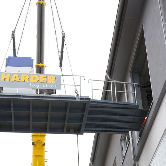 Die Montageplattform misst 3 m × 6,5 m, ist mit einem 1,1 m hohen Geländer ausgestattet und für eine Lastaufnahme bis 6,5 t zugelassen. Die Montageplattform misst 3 m × 6,5 m, ist mit einem 1,1 m hohen Geländer ausgestattet und für eine Lastaufnahme bis 6,5 t zugelassen.