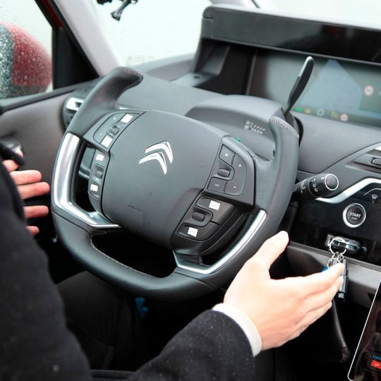 Bei PSA dürfen nun auch Laien autonom über französische Landstraßen fahren. Bei PSA dürfen nun auch Laien autonom über französische Landstraßen fahren.