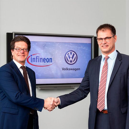 Peter Schiefer, Präsident der Division Automotive der Infineon Technologies AG (l.) und Dr. Volkmar Tanneberger, Leiter der Volkswagen Elektrik-/Elektronik-Entwicklung, besiegeln die Partnerschaft. Peter Schiefer, Präsident der Division Automotive der Infineon Technologies AG (l.) und Dr. Volkmar Tanneberger, Leiter der Volkswagen Elektrik-/Elektronik-Entwicklung, besiegeln die Partnerschaft.