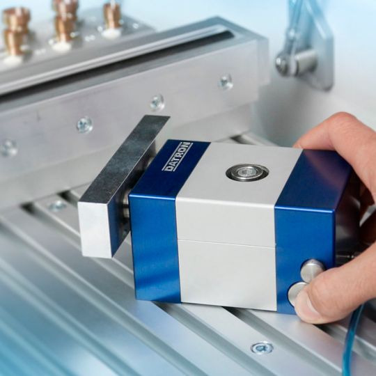 Mit der Kombination aus Kurzhubspannelement und T-Nutenplatte liefert Datron eine pfiffige Hightech-Zeit-Sparlösung Mit der Kombination aus Kurzhubspannelement und T-Nutenplatte liefert Datron eine pfiffige Hightech-Zeit-Sparlösung