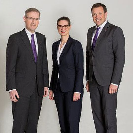 Neben Martin Straaten (li.) und Jörn Everhard (re.) zählt nun auch Nina-Stephania Bartha zur Geschäftsleitung der Bank 11.