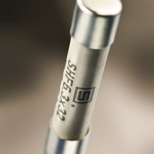 Schurters Gerätesicherung SHF 6.3 × 32 ist mit 16 Nennströmen zwischen 1 A und 32 A verfügbar. Schurters Gerätesicherung SHF 6.3 × 32 ist mit 16 Nennströmen zwischen 1 A und 32 A verfügbar.