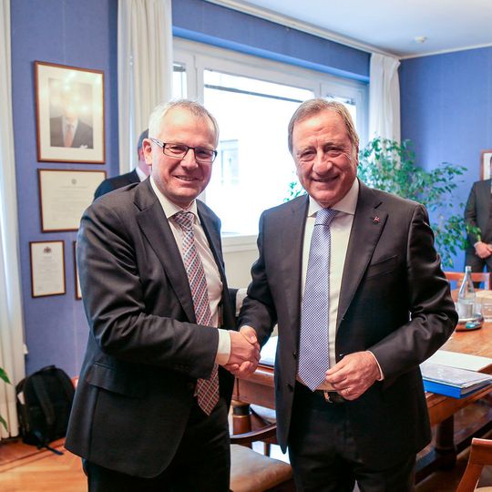Professor Stefan Pischinger, President und CEO der FEV Group Gmbh (l.) und Tomaso Passaro, Miteigentümer von Stea, bei der Vertragsunterzeichnung der Übernahme. Professor Stefan Pischinger, President und CEO der FEV Group Gmbh (l.) und Tomaso Passaro, Miteigentümer von Stea, bei der Vertragsunterzeichnung der Übernahme.