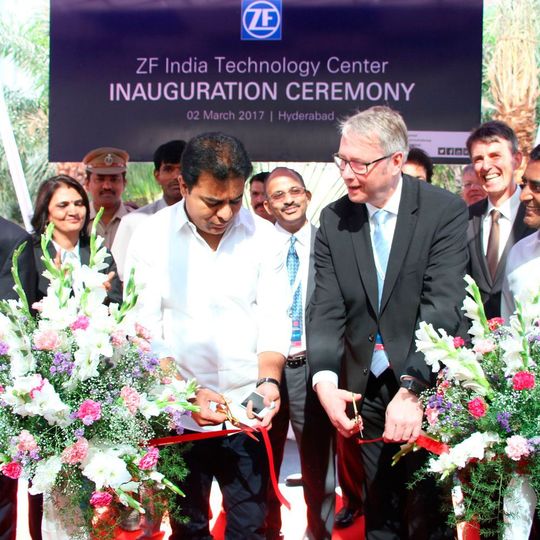 ZF-Vorstandsvorsitzender Dr. Stefan Sommer bei der Eröffnung des „India Technology Center“ in Hyderabad. ZF-Vorstandsvorsitzender Dr. Stefan Sommer bei der Eröffnung des „India Technology Center“ in Hyderabad.