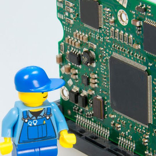 Die Mikroelektronikforschung in Deutschland stehe zwar bereits gut da, aber bei der Umsetzung in Produkte und Fertigungskapazitäten hänge man noch hinterher. Daher hat der Bund beweilligt, ein voraussichtlich 3,3 Milliarden Euro schweres Förderungsprogramm für die Jahre 2017 bis 2020 anzustoßen.