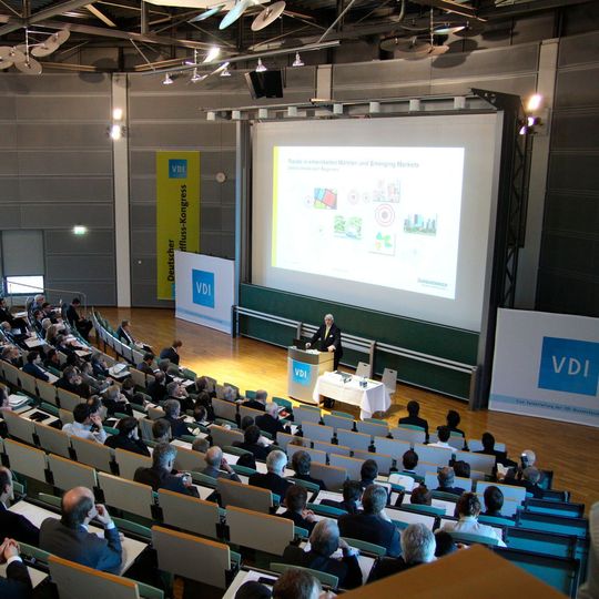 Am 6. und 7. April 2017 wird die Zusammenarbeit von Mensch und Roboter in der Lager- und Produktionslogistik im Mittelpunkt des 26. Deutschen Materialfluss-Kongresses stehen. Am 6. und 7. April 2017 wird die Zusammenarbeit von Mensch und Roboter in der Lager- und Produktionslogistik im Mittelpunkt des 26. Deutschen Materialfluss-Kongresses stehen.