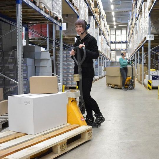Nespoli hat seine Logistikprozesse mithilfe von Click Reply WM und integriertem Voice Picking maßgeblich optimiert. Nespoli hat seine Logistikprozesse mithilfe von Click Reply WM und integriertem Voice Picking maßgeblich optimiert.