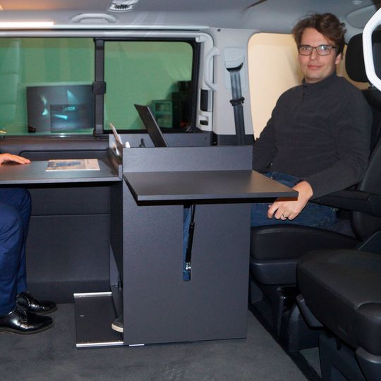 Ein werkzeugfrei herausnehmbarer Schreibtisch auf einer Gleitführung ermöglicht das Arbeiten an zwei Monitoren und mit integriertem Multifunktionsdrucker im Camper. Ein werkzeugfrei herausnehmbarer Schreibtisch auf einer Gleitführung ermöglicht das Arbeiten an zwei Monitoren und mit integriertem Multifunktionsdrucker im Camper.