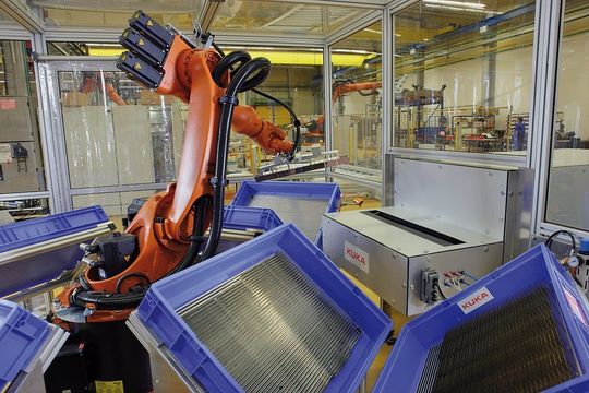 Roboterzelle zur Leistungsprüfung: Anhand der ermittelten Energieleistung werden die Solarmodule in die entsprechenden Kisten sortiert. Bilder: Kuka Roboterzelle zur Leistungsprüfung: Anhand der ermittelten Energieleistung werden die Solarmodule in die entsprechenden Kisten sortiert. Bilder: Kuka