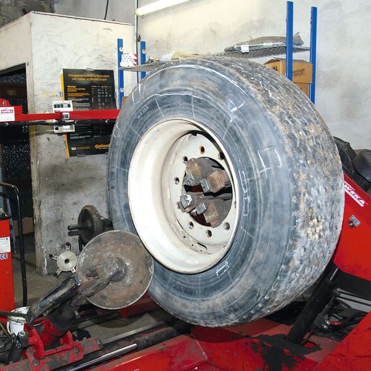 Die neuen Montageanleitung legt erstmals den aktuellen Stand der Technik bei der Nutzfahrzeugreifenmontage allgemeingültig fest. Die neuen Montageanleitung legt erstmals den aktuellen Stand der Technik bei der Nutzfahrzeugreifenmontage allgemeingültig fest.