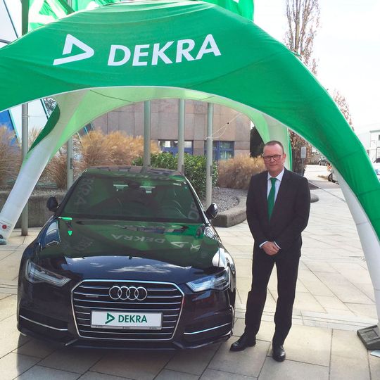 Guido Kutschera, Mitglied der Geschäftsführung der Dekra, präsentiert den Sieger in allen Klassen.