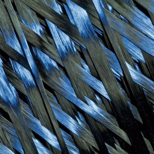 Hochwertige Carbonfasern aus Polyacrylnitril (PAN) sind ein wichtiger Bestandteil von Composites. Um fossile Rohstoffe zu schonen und den steigenden Bedarf zu decken, soll Lignin das PAN bald ersetzen. Hochwertige Carbonfasern aus Polyacrylnitril (PAN) sind ein wichtiger Bestandteil von Composites. Um fossile Rohstoffe zu schonen und den steigenden Bedarf zu decken, soll Lignin das PAN bald ersetzen.