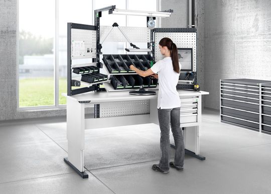 Avero-Einzelarbeitsplatz mit Beleuchtung und stufenlos verstellbaren Ablagen für ergonomisch günstiges Arbeiten.