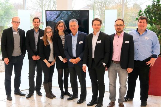 Alexander Geißler, ATR Elements GbR; Dr. Dominic Lütjohann, cubuslab GmbH; Julia Seitz, cubuslab GmbH; Birgit Ladwig, SPECTARIS e.V.; Mathis Kuchejda, Schmidt+Haensch GmbH & Co.; Johannes Weber, bentekk GmbH; Matthias Stier, foxySPEC; Mirco Dragowski, Bundesverband Deutsche Startups e.V. (v.l.n.r.) Alexander Geißler, ATR Elements GbR; Dr. Dominic Lütjohann, cubuslab GmbH; Julia Seitz, cubuslab GmbH; Birgit Ladwig, SPECTARIS e.V.; Mathis Kuchejda, Schmidt+Haensch GmbH & Co.; Johannes Weber, bentekk GmbH; Matthias Stier, foxySPEC; Mirco Dragowski, Bundesverband Deutsche Startups e.V. (v.l.n.r.)