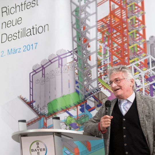 Infrastrukturleiter Ralf Mechelhoff begrüßte beim Richtfest die Gäste und dankte den am Bau beteiligten Abteilungen sowie deren externen Partnern für die bisher geleistete gute Arbeit. Infrastrukturleiter Ralf Mechelhoff begrüßte beim Richtfest die Gäste und dankte den am Bau beteiligten Abteilungen sowie deren externen Partnern für die bisher geleistete gute Arbeit.