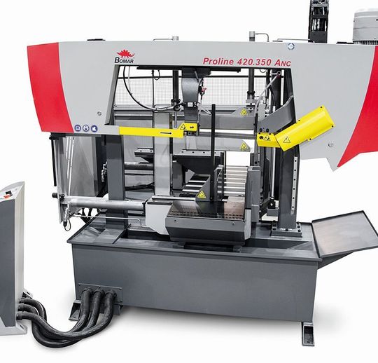 Die automatische Zweisäulen-Bandsäge Proline 420.350 ANC ist ein Highlight von Bomar auf der Intec 2017 in Leipzig. Die Säge hat eine komplette Überarbeitung erfahren, wie es heißt. Die Neuerungen seien unter anderem eine durchgehende Rollenbahn sowie ein Vertikalspannsystem. Die automatische Zweisäulen-Bandsäge Proline 420.350 ANC ist ein Highlight von Bomar auf der Intec 2017 in Leipzig. Die Säge hat eine komplette Überarbeitung erfahren, wie es heißt. Die Neuerungen seien unter anderem eine durchgehende Rollenbahn sowie ein Vertikalspannsystem.