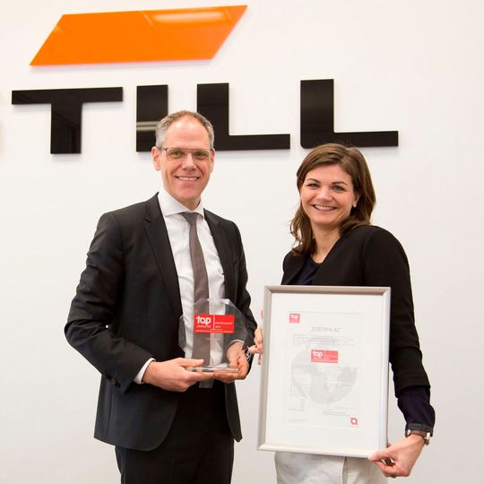 Dr. Henry Puhl, Vorsitzender der Still Geschäftsführung (l.), und Rebecca Kellermann, Leiterin Personalentwicklung / Personalmarketing Still Gruppe (r.), freuen sich über die sechste Zertifizierung zum Top Employer in Folge. Dr. Henry Puhl, Vorsitzender der Still Geschäftsführung (l.), und Rebecca Kellermann, Leiterin Personalentwicklung / Personalmarketing Still Gruppe (r.), freuen sich über die sechste Zertifizierung zum Top Employer in Folge.