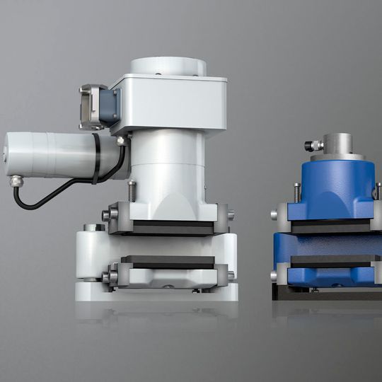 Aufgrund der einteiligen Konstruktion konnte man die Bolzenführungen verlängern und die Anzahl der Führungsbuchsen verdoppeln. Das verbessere die Schwimmfunktion der Schwimmsattelbremse und die Kraftübertragung vom Bremssattel auf die Grundplatte ist gleichmäßiger.