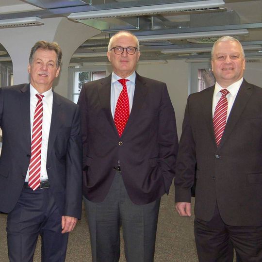 Die Mahr Geschäftsführung mit Stephan Gais (mi.), Ulrich Kaspar (li.) und dem neuen Geschäftsführer Udo Erath (re.) Die Mahr Geschäftsführung mit Stephan Gais (mi.), Ulrich Kaspar (li.) und dem neuen Geschäftsführer Udo Erath (re.)