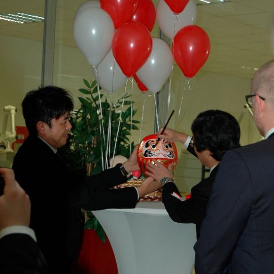 Dr. Hiroki Nakajama, Chief of Eureopean Innovation Center, (links) und Dr. Teruhisa Ueda, Präsident und CEO der Shimadzu Corporation eröffnen das Eureopean Innovation Center mit einem traditonellen japanischen Ritual. Dr. Hiroki Nakajama, Chief of Eureopean Innovation Center, (links) und Dr. Teruhisa Ueda, Präsident und CEO der Shimadzu Corporation eröffnen das Eureopean Innovation Center mit einem traditonellen japanischen Ritual.